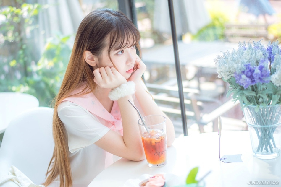 小乔没有回答，只是倔强的看向吕布。